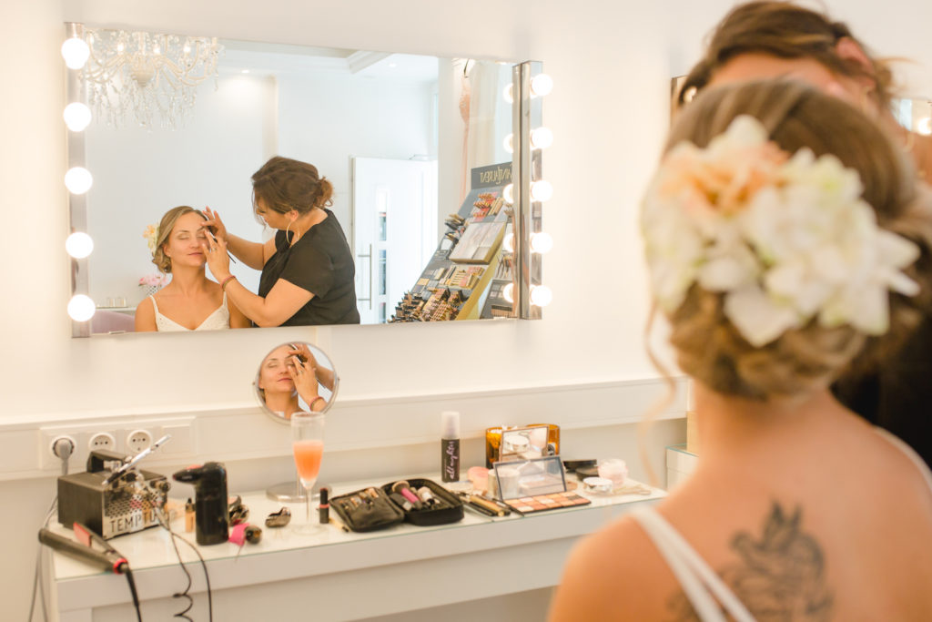 Glueckliche Braut beim Getting Ready Shooting mit Markus Winkelbauer im Make up Artist Studio Angie