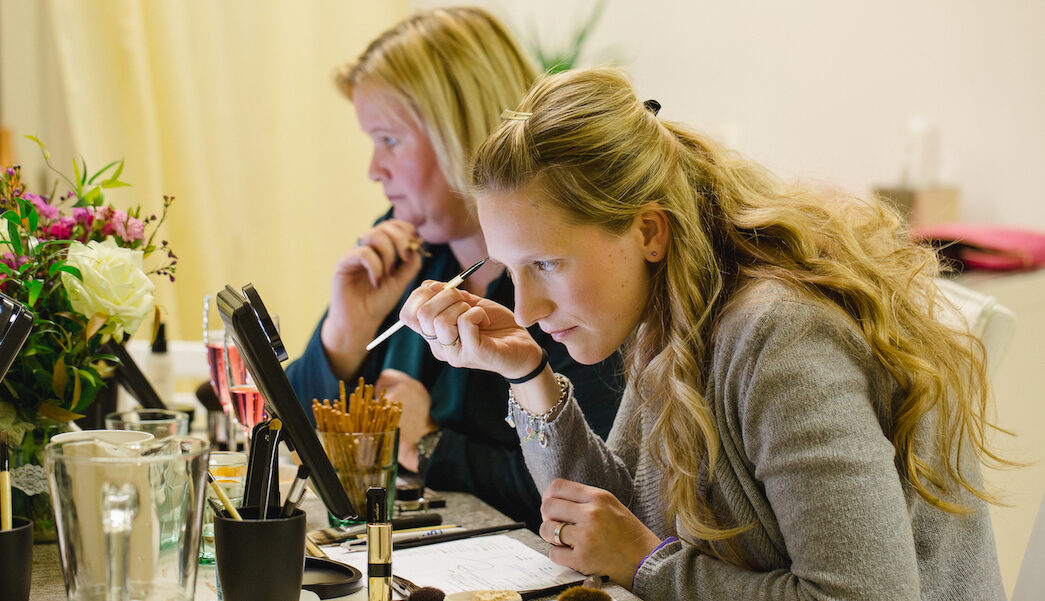 Teilnehmerinnen sich richtig selber schminken beim Make Up Workshop von Make up Artist Angie